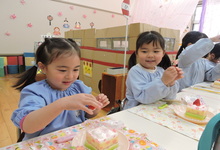 写真 ケーキを食べる年少児