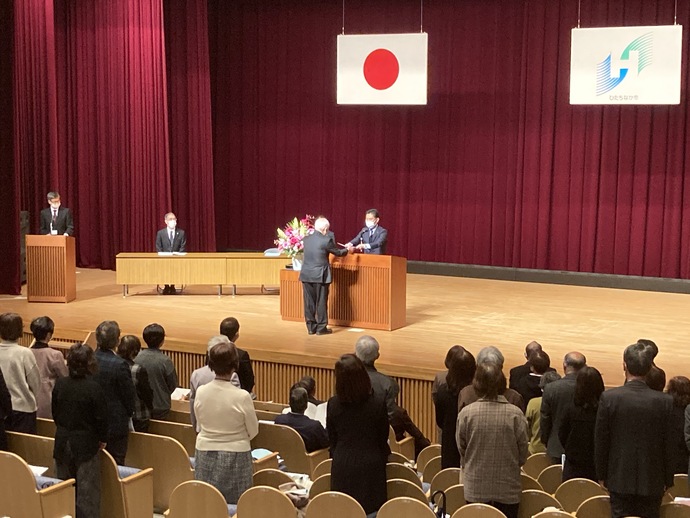 写真：委嘱状の伝達の様子