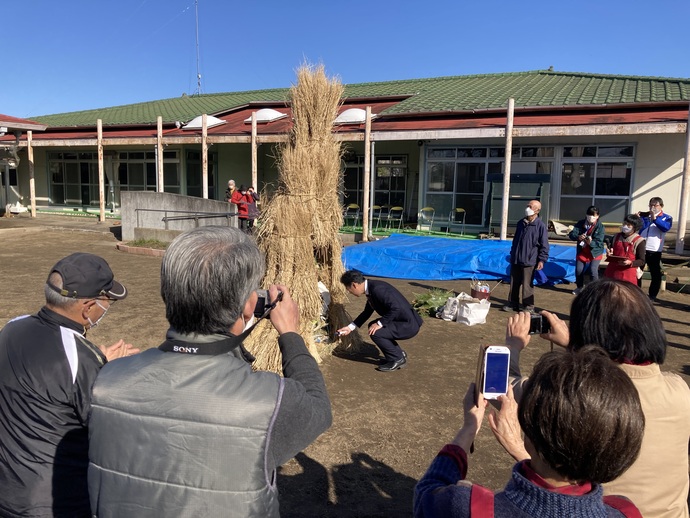 写真：着火する大谷市長