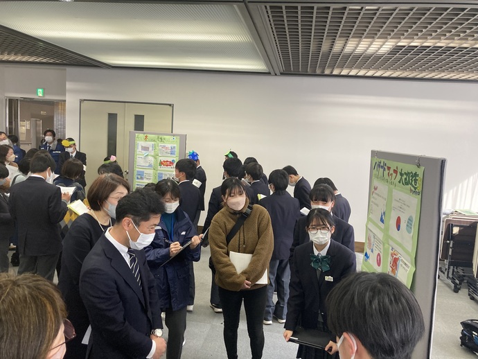 写真：学生の発表を聞く大谷市長