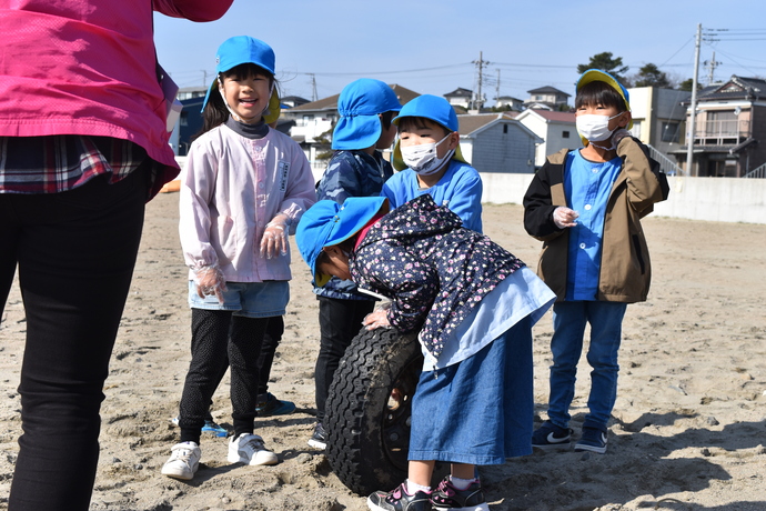 タイヤを運んでいる子ども達