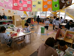 写真:雨の日の保育