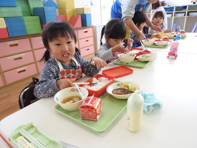 ご飯を頬張る園児