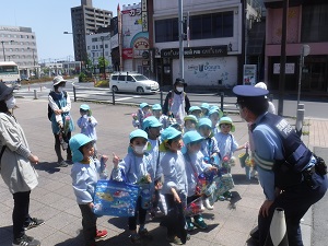 写真：交番へ寄り道