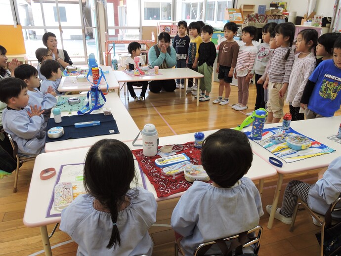 頂きますのご挨拶を披露するぞうさんの写真