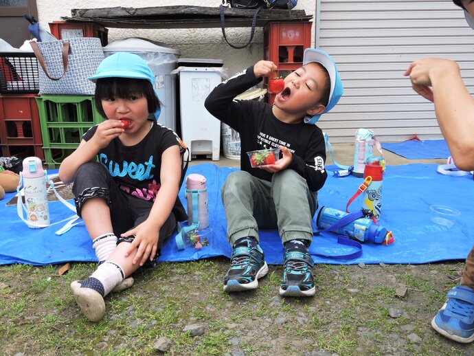 真っ赤で大きないちごをおいしそうに食べている写真