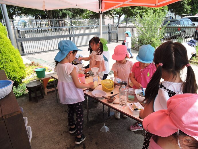 色水遊びに興じる園児たちの写真