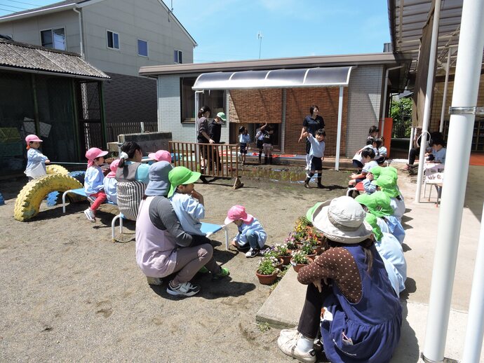 ぞうさんの田植えの様子を見守るうさぎさん、ひよこさん達の写真