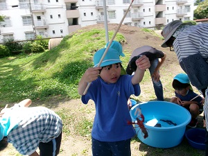 写真：水辺の生き物と遊ぼう