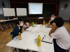 4人のグループに小学生・高校生がいる写真