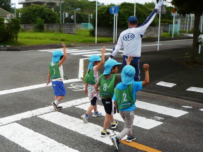 横断歩道のわたり方を学んでいる写真