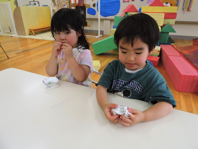 きゅうりを食べているひよこさんの写真