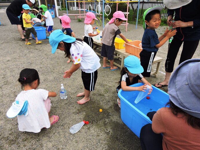 様々な容器で水鉄砲を作っている写真