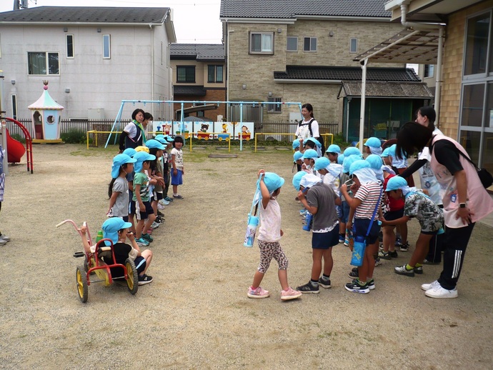 なかや保育園のお友達とまた会う約束をしている写真