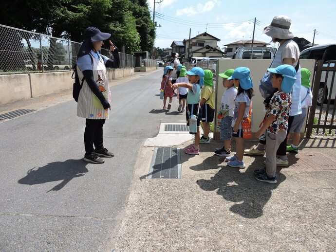 幼稚園を出発する園児たちの写真