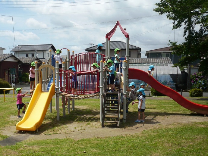 複合滑り台に群がる子供たちの写真