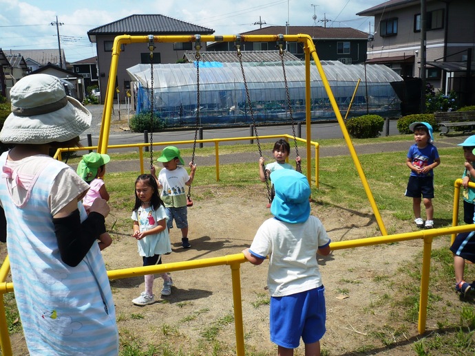 ブランコで遊ぶ子供たちの写真