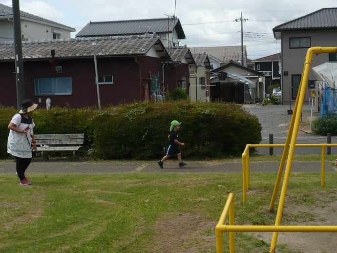 周回コースを走る園児の写真