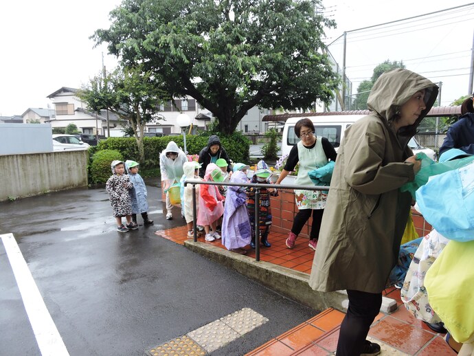 霧雨の中、カッパ姿で佐野コミセンに着いた写真