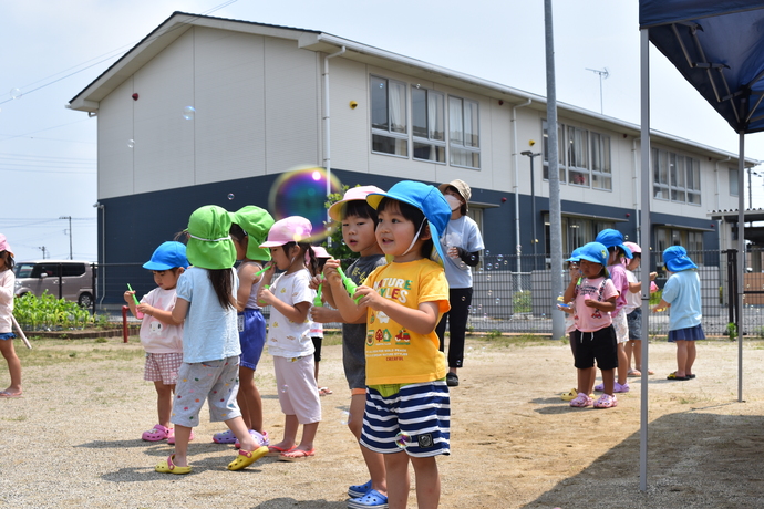 シャボン玉を飛ばす園児