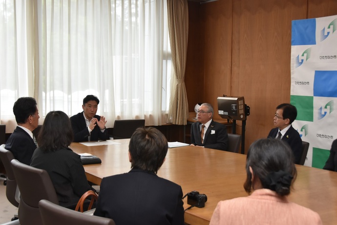 写真：参加者と意見交換する大谷市長