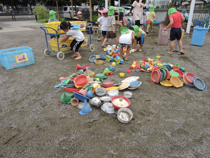 砂場遊びの道具を広げた写真