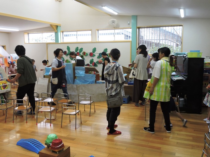 ぞうさんの水族館を見学する保護者の写真