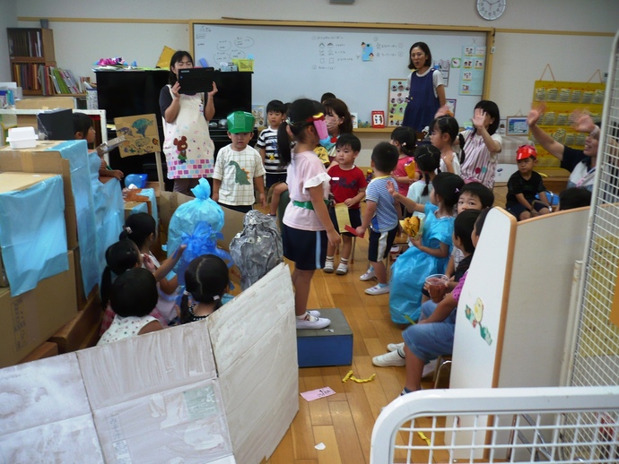 水族館のアシカショーを演じる子供たちの写真