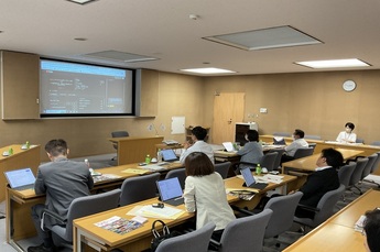 写真：令和5年7月議会広報委員会行政視察の様子