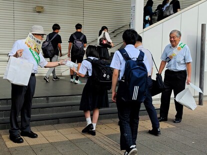 写真：社会を明るくする運動街頭キャンペーン勝田駅東口の様子(1)