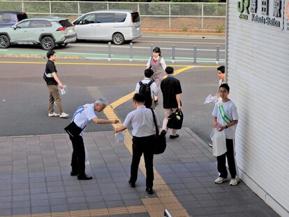 写真：社会を明るくする運動街頭キャンペーン勝田駅西口の様子(1)