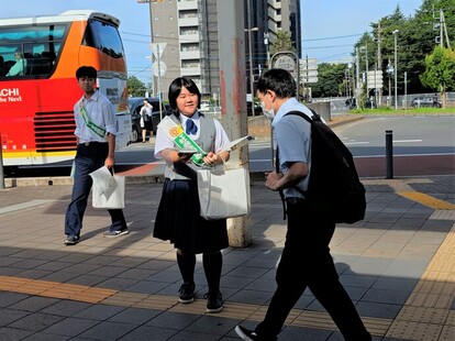 写真：社会を明るくする運動街頭キャンペーン勝田駅西口の様子(2)