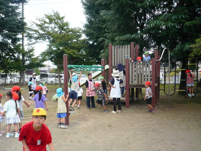 小学校の中休みで元気に遊ぶ園児たちの写真