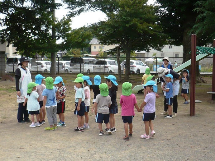 ぞうさんがうさぎさんをリードしてる写真