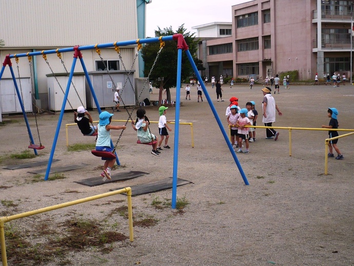 ブランコの順番待ちをしている写真