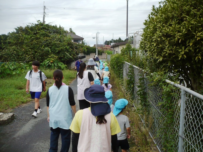 中学生に元気に挨拶する園児の写真