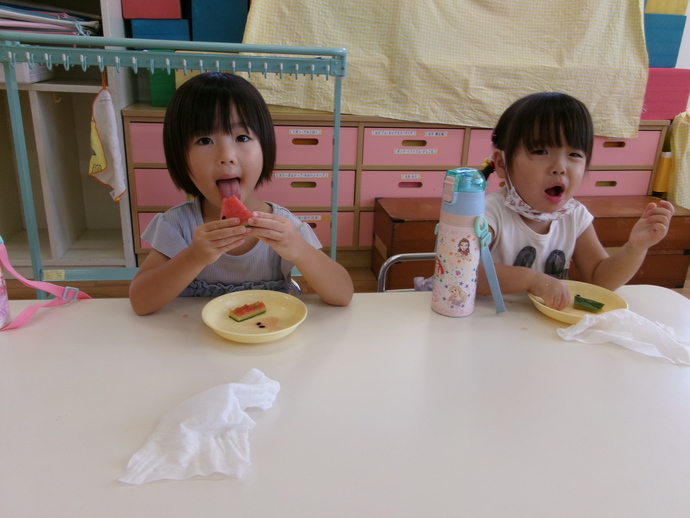 スイカを食べる園児