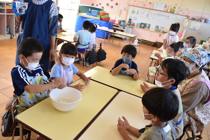 団子の粉をこねる園児