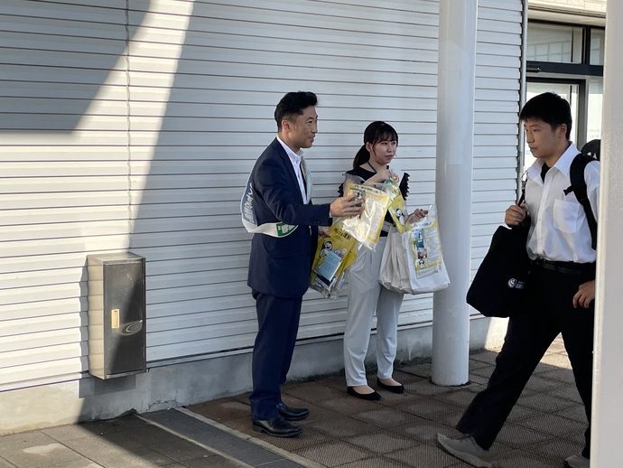 写真：街頭キャンペーンを行う大谷市長