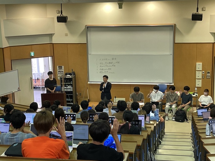 写真：学生向け講義をする大谷市長