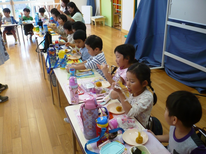 かぼちゃとさつま芋のコロコロを食べている写真