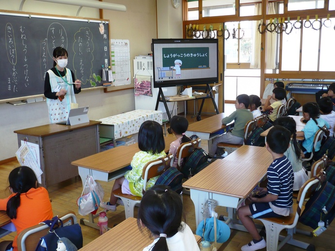 1年生の教室で栄養教諭の話を聞いてるぞうさんの写真