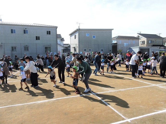 運動会最初に種目親子ダンスの様子