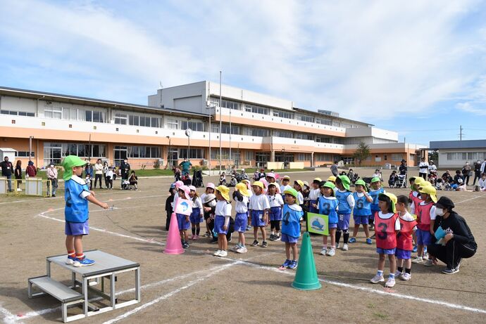 指揮をする園児と歌う子ども達