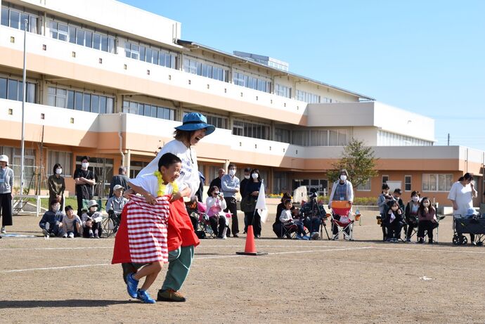 デカパンで競争をする親子