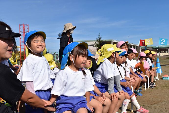 楽しそうに応援する園児