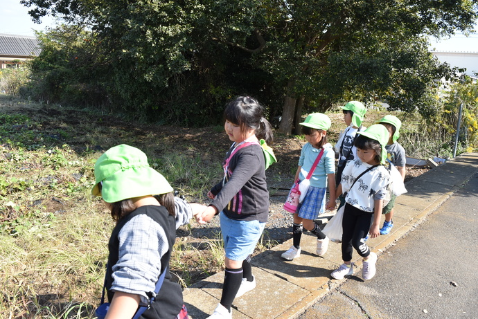 道路のゴミを見つけた園児