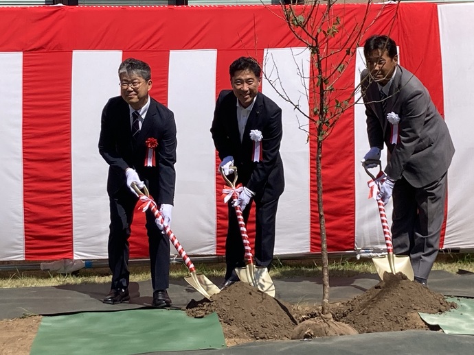 写真：記念植樹する大谷市長