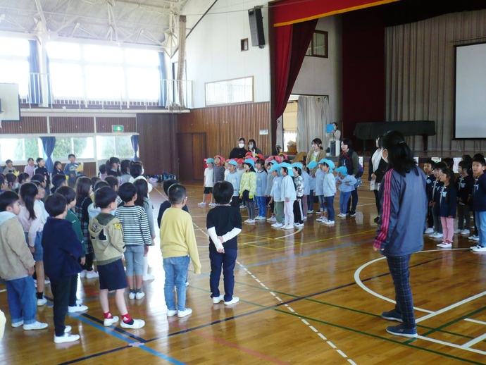 佐野小学校体育館で「あきのおくりもの」の開始式の様子