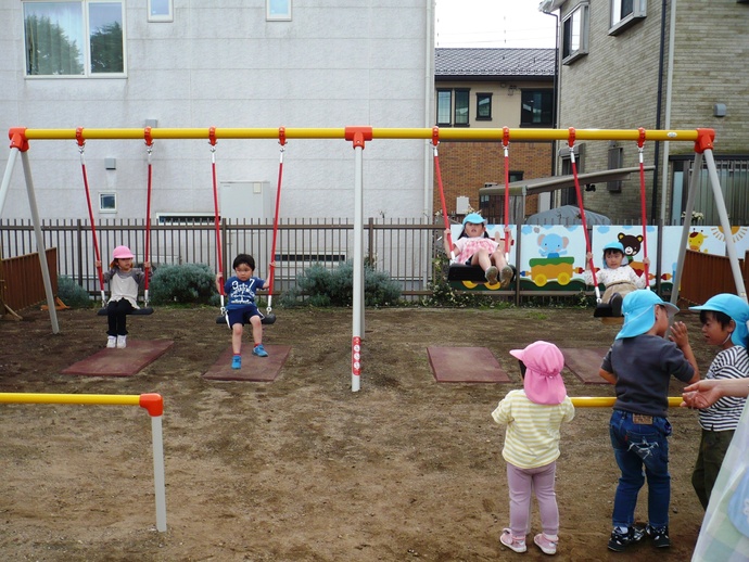 ブランコに乗る子供たちの写真